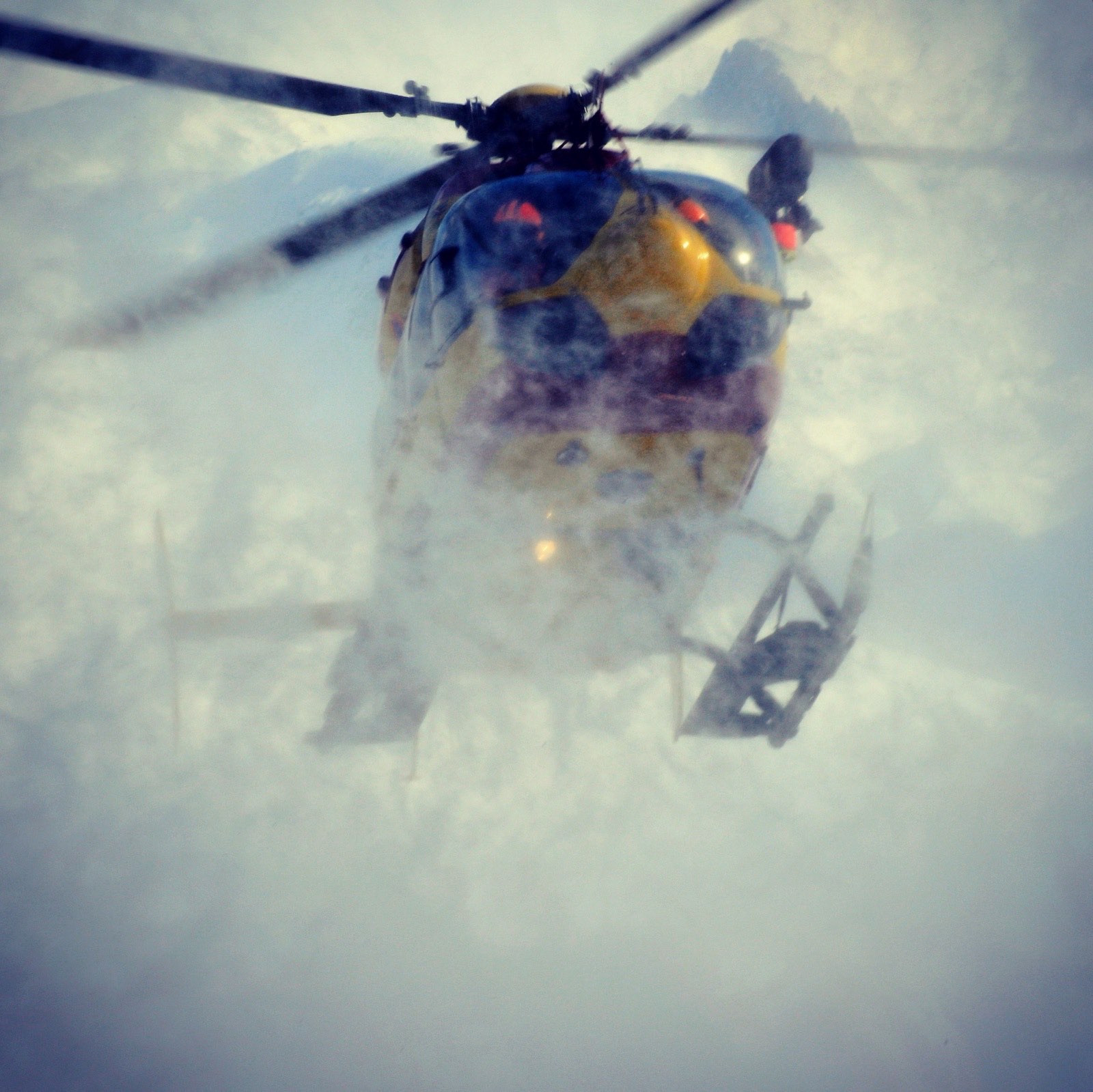 Hélicoptère de secours en approche dans un brouillard épais