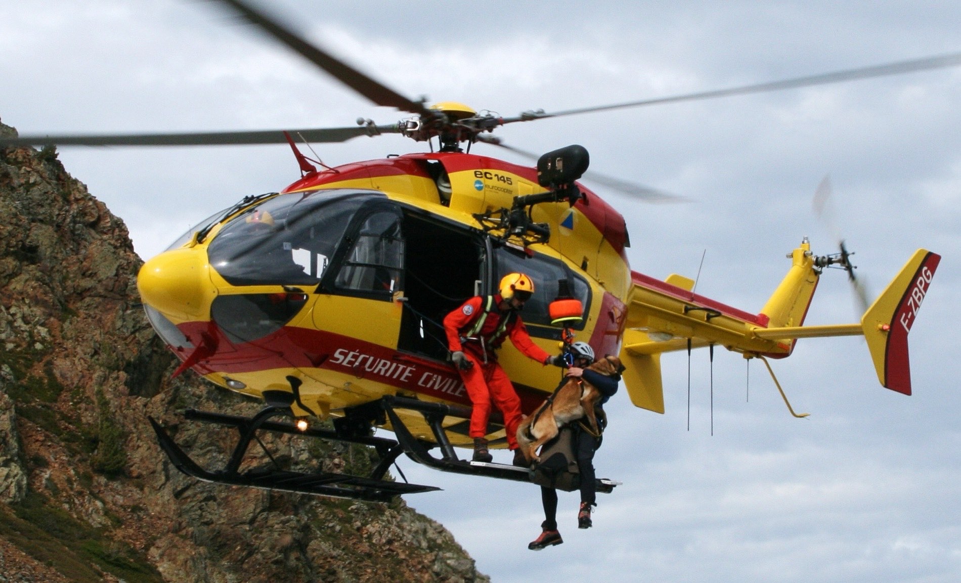 Hélitreuillage d'un secouriste et de son chien d'avalanche depuis une arête